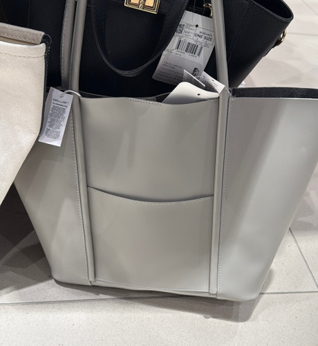 رنگ طوسی داخل کیف بگ جداگانه برای وسایل ریز دارد.بسیار با کیفیت