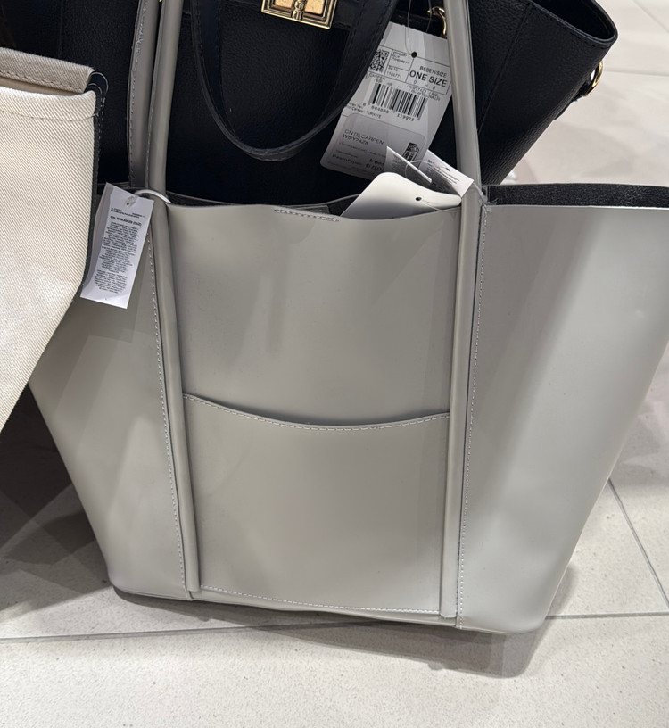 رنگ طوسی داخل کیف بگ جداگانه برای وسایل ریز دارد.بسیار با کیفیت